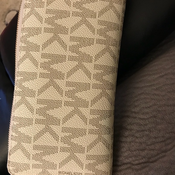 Michael Kors Purse and Wallet (Real) - Picture 6 of 8